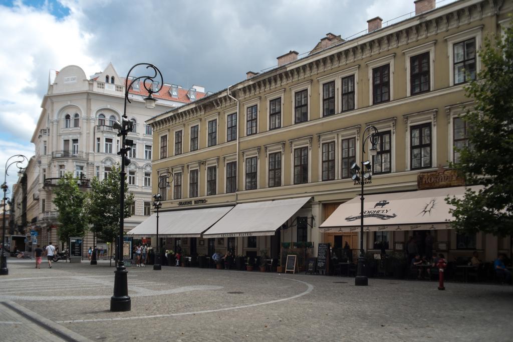 Apartamento Inviting Flat In The Heart Of Town Budapest Exterior foto