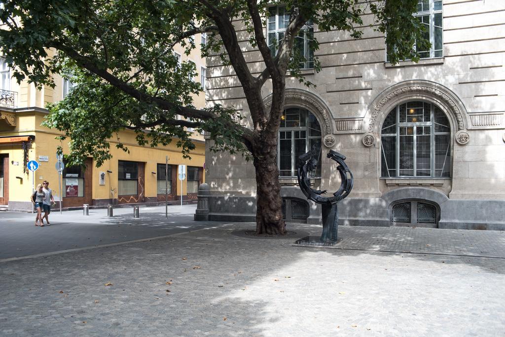 Apartamento Inviting Flat In The Heart Of Town Budapest Exterior foto