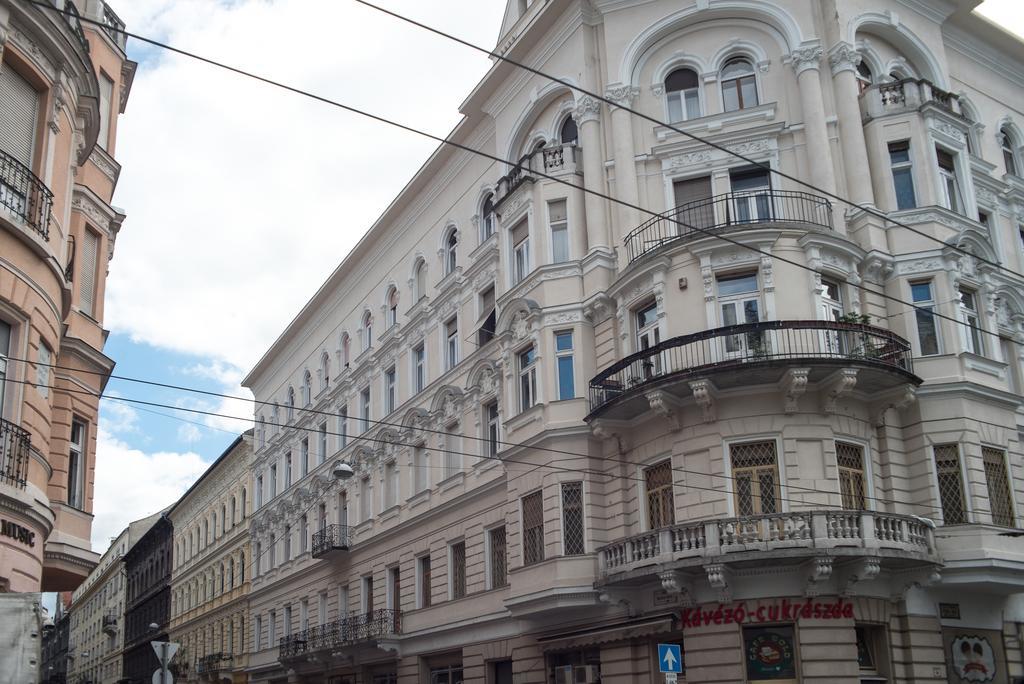 Apartamento Inviting Flat In The Heart Of Town Budapest Exterior foto