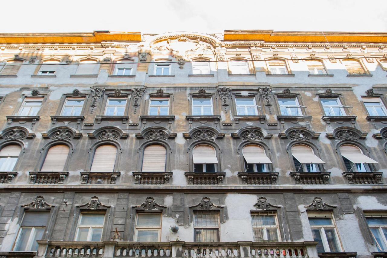 Apartamento Inviting Flat In The Heart Of Town Budapest Exterior foto