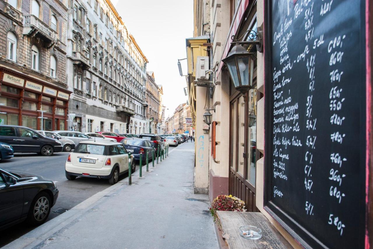 Apartamento Inviting Flat In The Heart Of Town Budapest Exterior foto